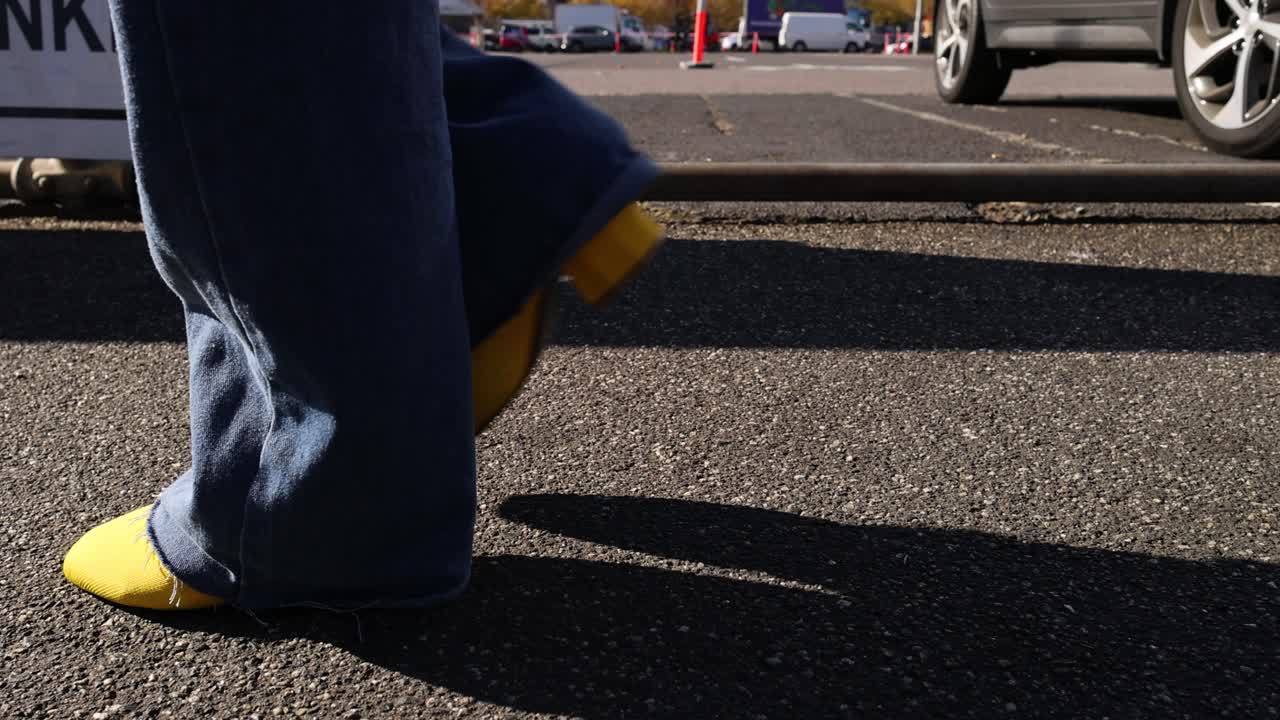 프랭클린 스트리트에서 노란 신발을 입고 는 사람