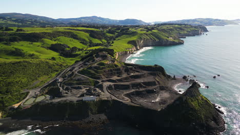 Vista-Aérea-De-La-Cantera-De-Puntos-Negros-En-Funcionamiento-En-La-Costa-De-La-Isla-Sur,-Nueva-Zelanda