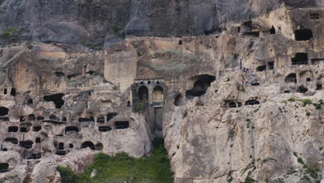 Antiguo-Monasterio-Tradicional-De-Cuevas,-Vardzia-Georgia,-Pan