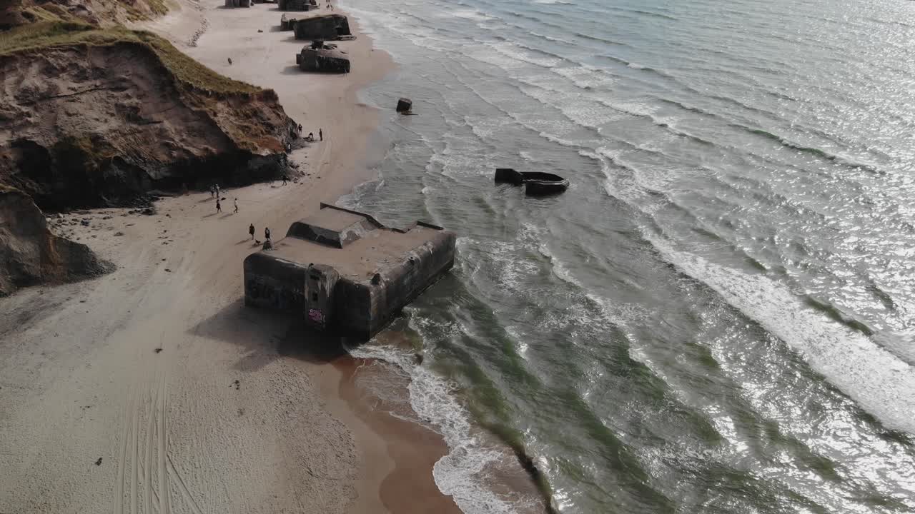 Vista aérea de antiguos búnkeres alemanes de la Segunda Guerra Mundial en la orilla de la playa de la costa oeste de Dinamarca
