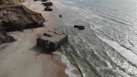 antena de los viejos bunkers alemanes de la segunda guerra mundial en la orilla de la playa de la costa oeste de dinamarca