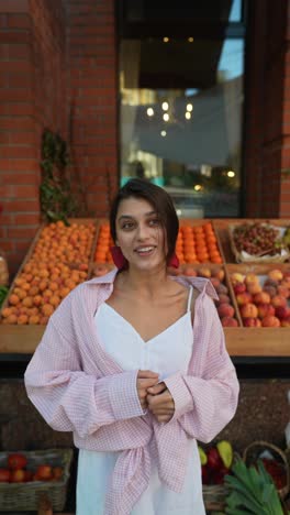 mujer en un mercado