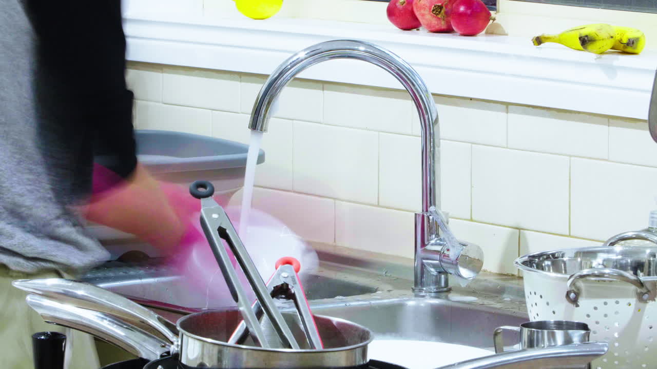 Person doing dishes at a kitchen sink Time lapse 25p (25 FPS) (UHD)