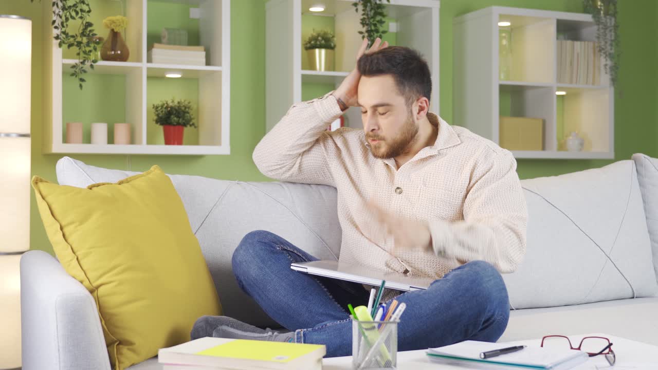 집에서 일하는 남자는 화면에서 보는 것에 화를 내고 컴퓨터를 꺼 ⁇ 니다.