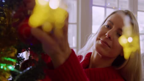 mujer en casa en tiempo de navidad
