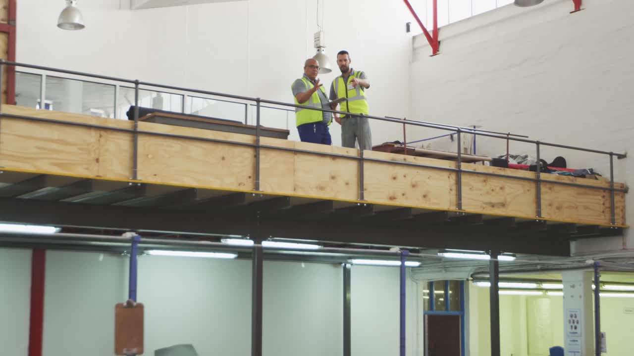 trabajadores discutiendo sobre el trabajo