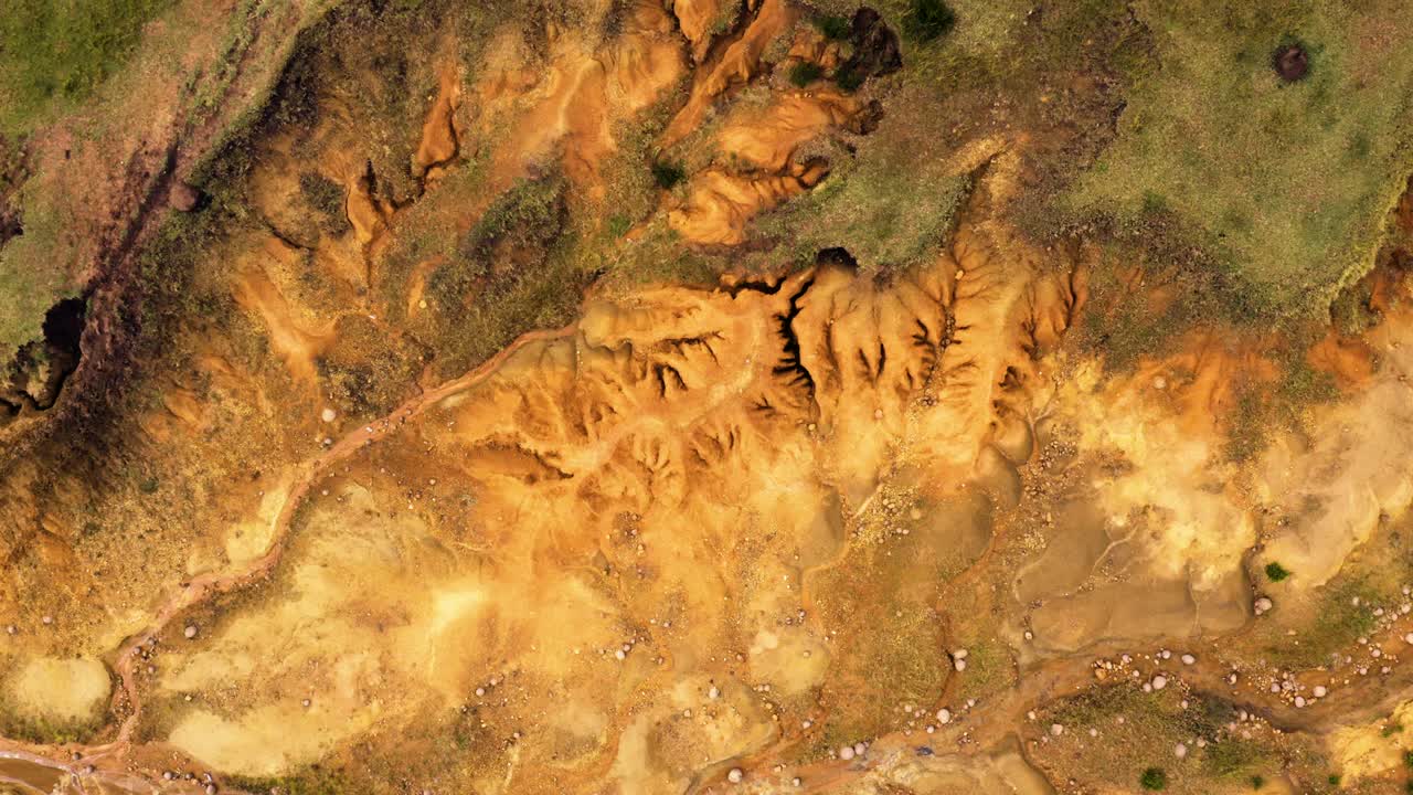 부적절한 농업 관행으로 인한 토양 침식으로 파괴된 땅의 공중 보기. 기후 변화와 지구 온난화