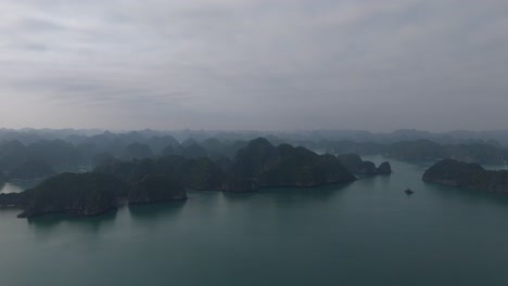 Vista-Aérea-De-La-Bahía-De-Ha-Long,-Bahía-De-Lan-Ha-En-Vietnam-Entre-Islas-De-Montañas-Kársticas