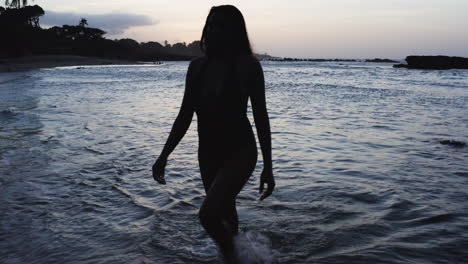 puesta de sol silueta de mujer en el paraíso tropical de puerto plata, dr