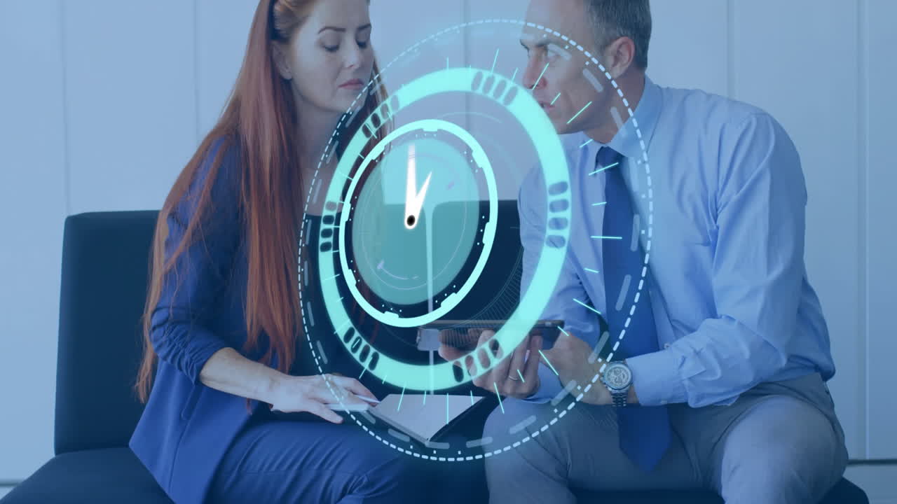 Professionisti aziendali discutono su un'animazione di orologio digitale in un ambiente d'ufficio