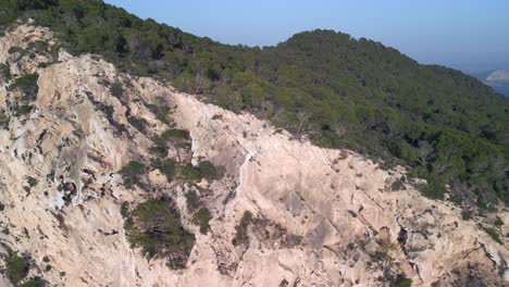 Escalador-En-El-Borde-De-La-Roca