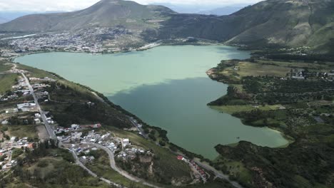 Luftaufnahme-Von-Ibarra-Yawarkucha-Oder-Yawar-Kucha-Laguna-Seedrohne-Fliegt-An-Sonnigen-Tag-über-Den-Gebirgssee