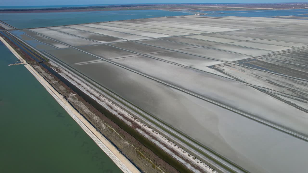 알바니아 해변에서 소금을 생산하기 위해 증발하는 직사각형 웅덩이에 바닷물로 채워진 소금 지역