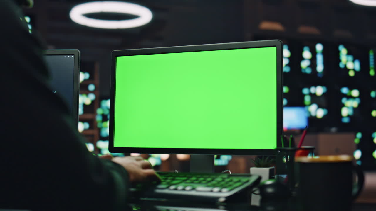 tecnólogo codificando chromakey computadora en el centro de datos de cerca. hombre trabajando