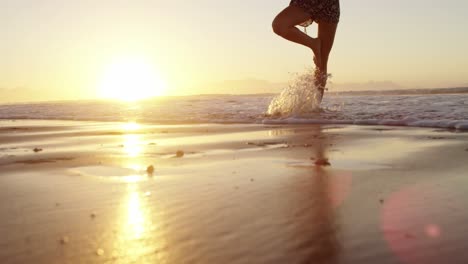 Frau-Macht-Yoga-Am-Strand