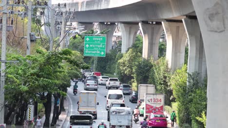 heavy traffic in bangkok under elevated railway