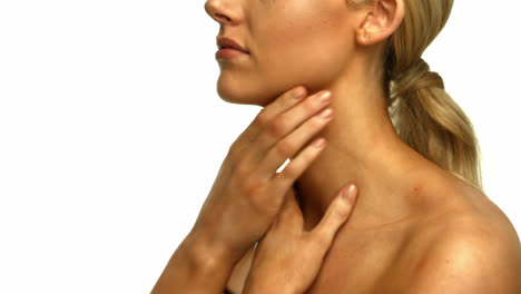 una mujer bonita aplicando crema en el cuello.