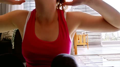 mujer haciendo ejercicio en la sala de estar