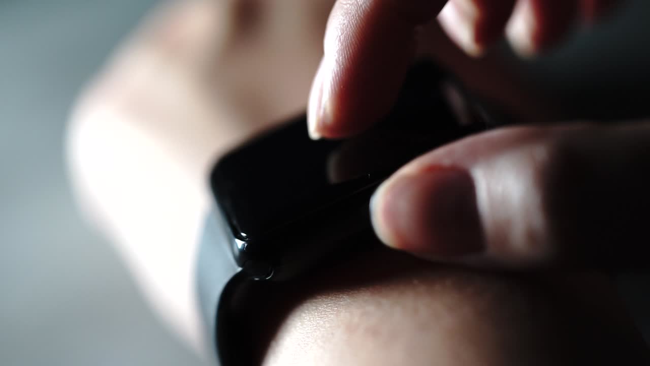 persona que utiliza un reloj inteligente