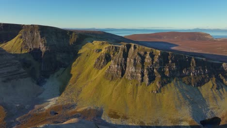 Antiguos-Acantilados-De-La-Cresta-Trotternish-En-Invierno-Poco-Después-Del-Amanecer