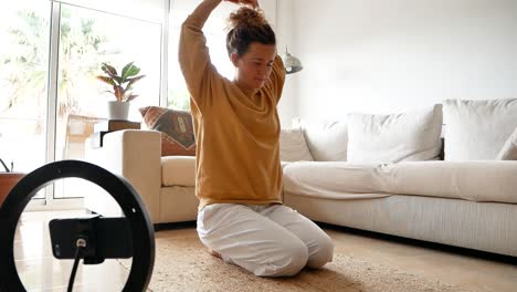 Mujer-Sentada-En-El-Suelo,-Pose-De-Rayo-Durante-La-Sesión-De-Yoga