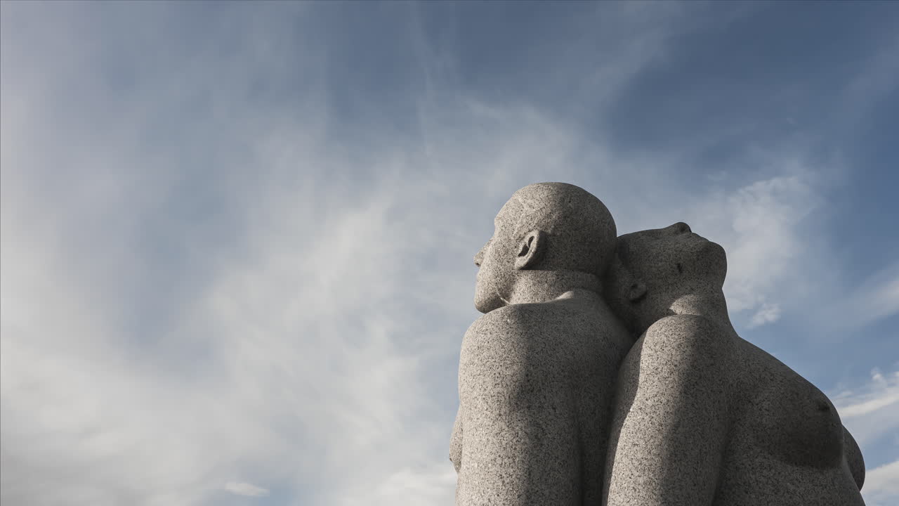 escultura de granito de un hombre y una mujer sentados espalda con espalda en el parque vigeland en el parque frogner, oslo, noruega
