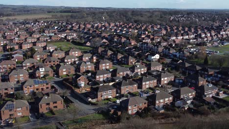 Aldea-Suburbana-Típica-Barrio-Residencial-Escocia-Casas-Tejados-Vista-Aérea-Dolly-Derecho