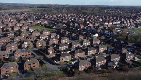 aldea suburbana típica barrio residencial escocia casas tejados vista aérea dolly derecho