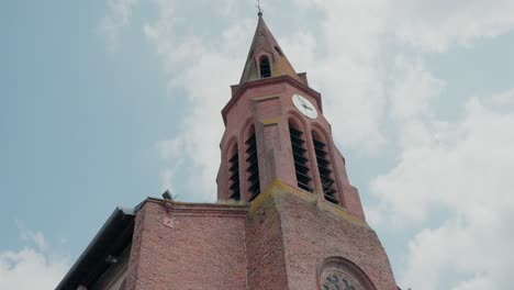 Historischer-Kirchturm-In-Toulouse,-Frankreich,-An-Einem-Klaren-Tag-Von-Unten-Betrachtet