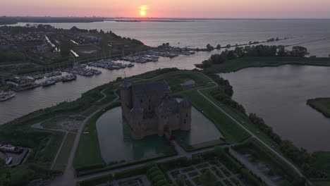 Muiderslot-Muiden-medieval-stronghold-castle,-Aerial-overhead-view