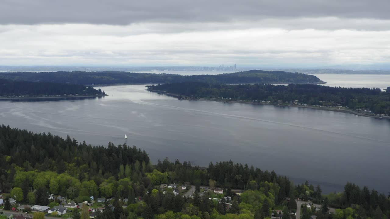 sinclair inlet y elliot bay en la distancia de bremerton en tacoma, washington
