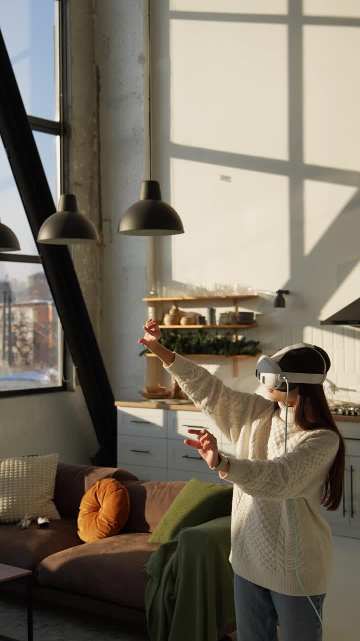 mujer experimentando la realidad virtual en un hogar moderno