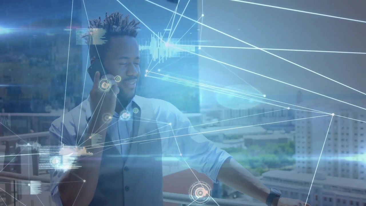 Uomo che tiene uno smartphone su un balcone d'ufficio con vista sulla città, con grafici animati di nodi di rete tecnologici.