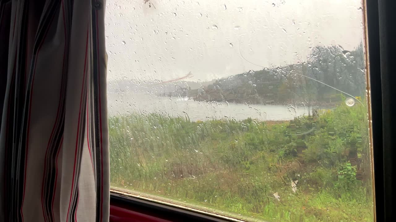 현대 여행의 집 내부에서 비오는 해안 풍경, 정적인 창 전망