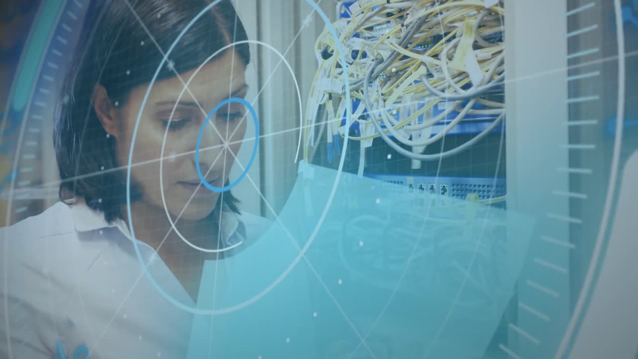 animación de un escáner redondo sobre una ingeniera biracial que trabaja en la sala de servidores