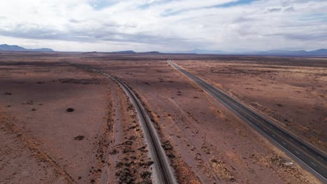 toma de un dron de un ferrocarril y una carretera en el desierto de nuevo méxico