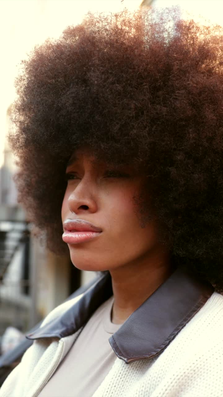 Ritratto di una donna con un afro
