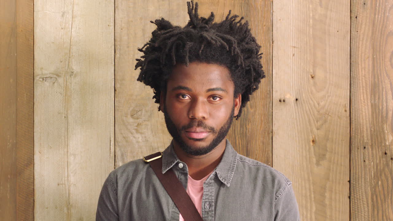 hombre sonriente con dreadlocks