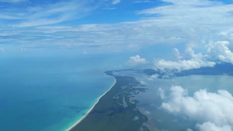 Hermoso-Paisaje-Disparado-Desde-La-Ventana-De-Un-Avión