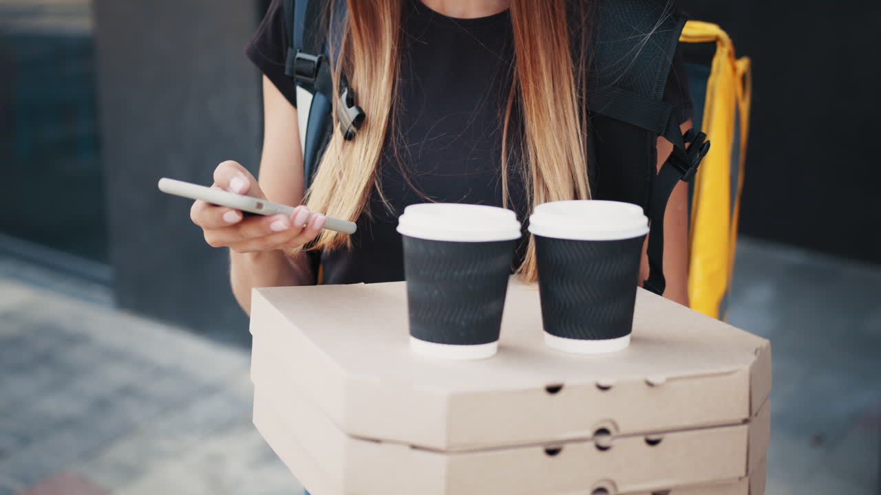 mujer entregando pizzas y pedidos de café