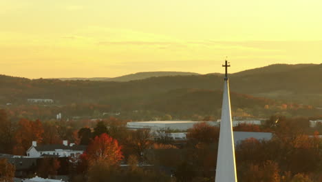 Los-Pájaros-Se-Posan-En-La-Cruz-Encima-Del-Campanario-De-La-Iglesia-En-Una-Mañana-De-Otoño-En-Fayetteville,-Arkansas.