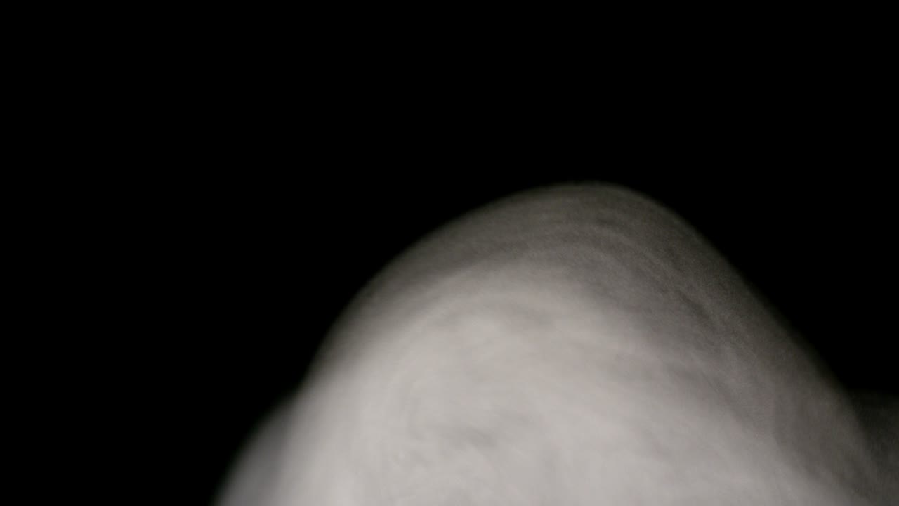 검은 바탕에  물 증기