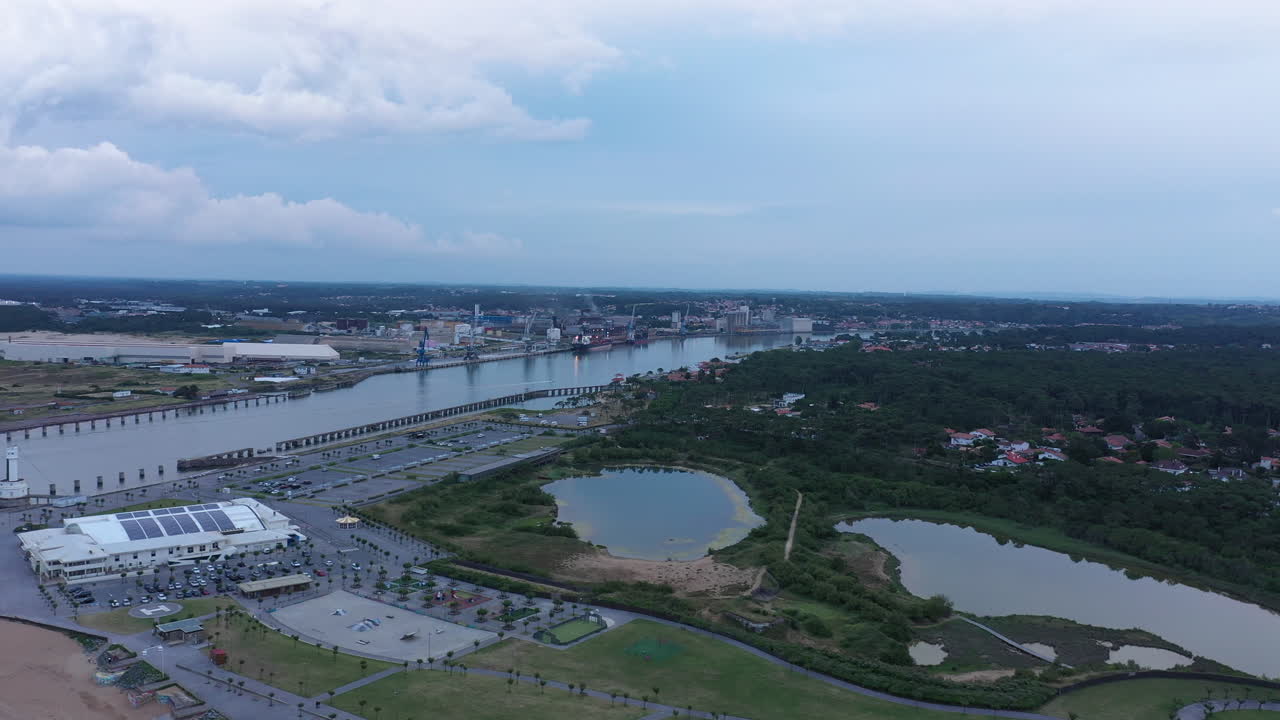 아두르 강 라 바레 서프 스 공중 촬영 구름이 많은 날 프랑스