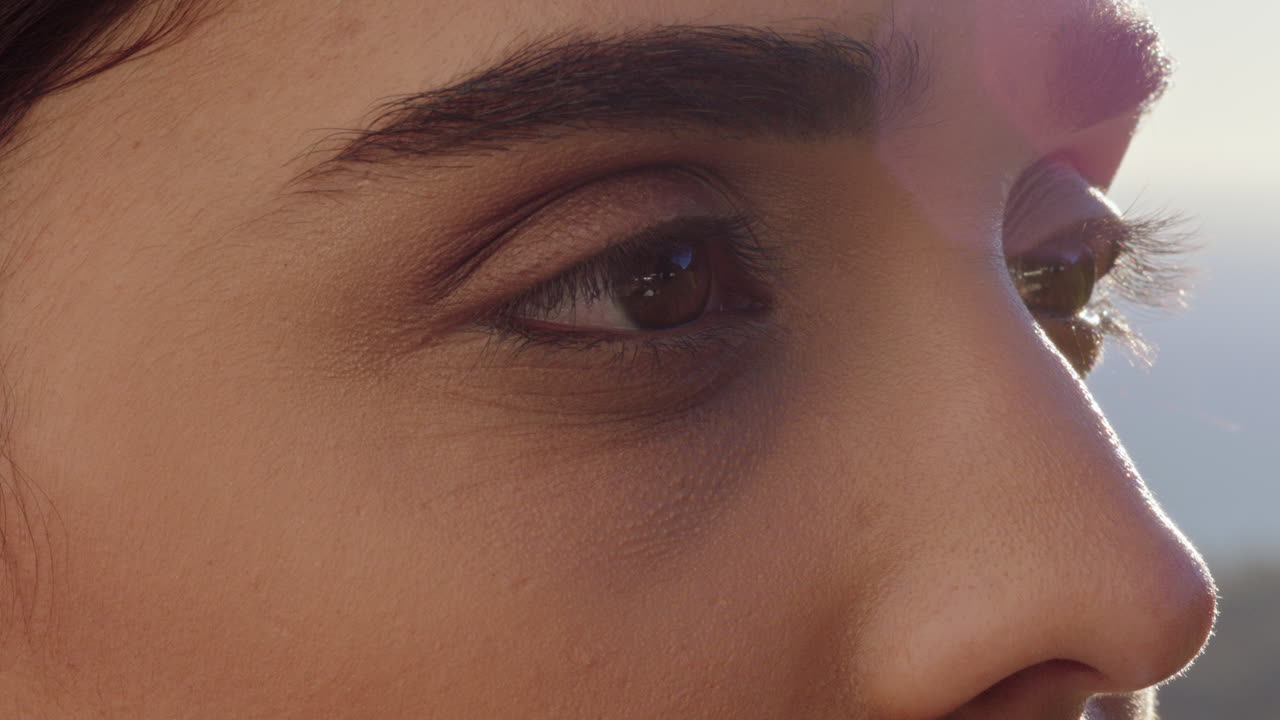 cerca de hermosos ojos mujer disfrutando de la vista relajándose en las vacaciones de verano contemplando el futuro mirando al aire libre soleado