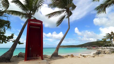 una cabina de teléfono roja en una isla tropical