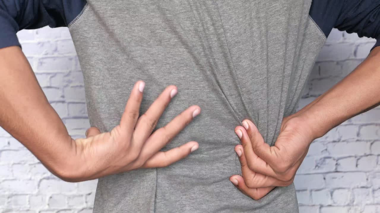 허리 통증이 있는 남자