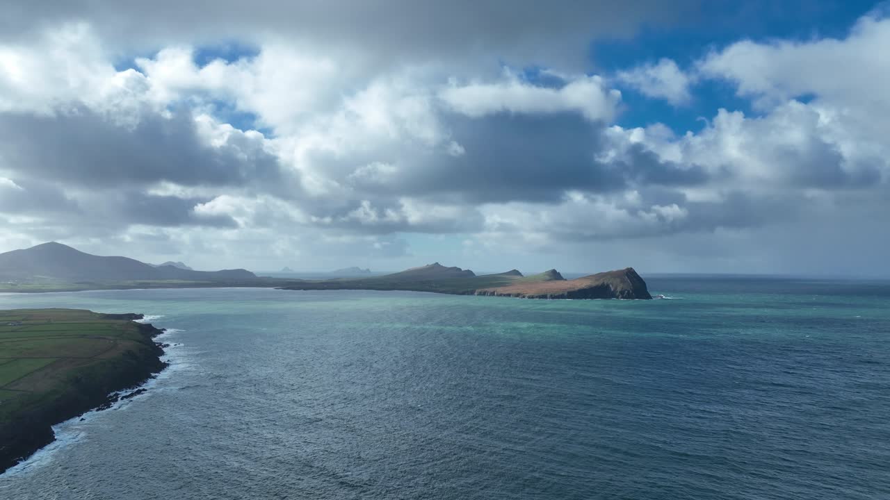 Drone che sale sull'Irlanda dall'alto, rivelando la bellezza di Dingle Kerry Sea Head Drive sulla Wild Atlantic Way