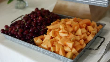 plato de queso y charcutería de uva en la mesa de comida de la recepción de la boda