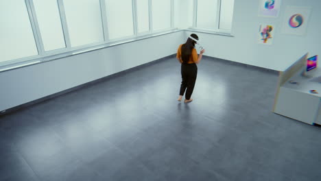 mujer experimentando vr en una oficina moderna