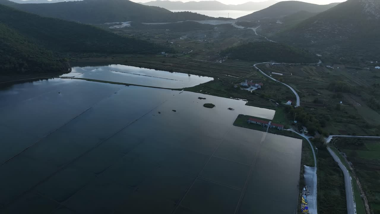 크로아티아의 스톤에 있는 소금  연못 주변에서 오후 늦게 촬영된 공중 아크.